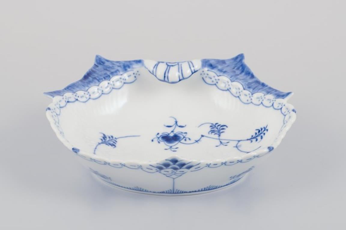 Royal Copenhagen Demi-dentelle cannelée bleue, bol en forme de moule en porcelaine.
Numéro de modèle : 1/557.
Datation : 1969-1974.
Marqué.
En parfait état.
Deuxième qualité d'usine.
Dimensions : Largeur 19,0 cm x Profondeur 17,0 cm x Hauteur 5,5 cm