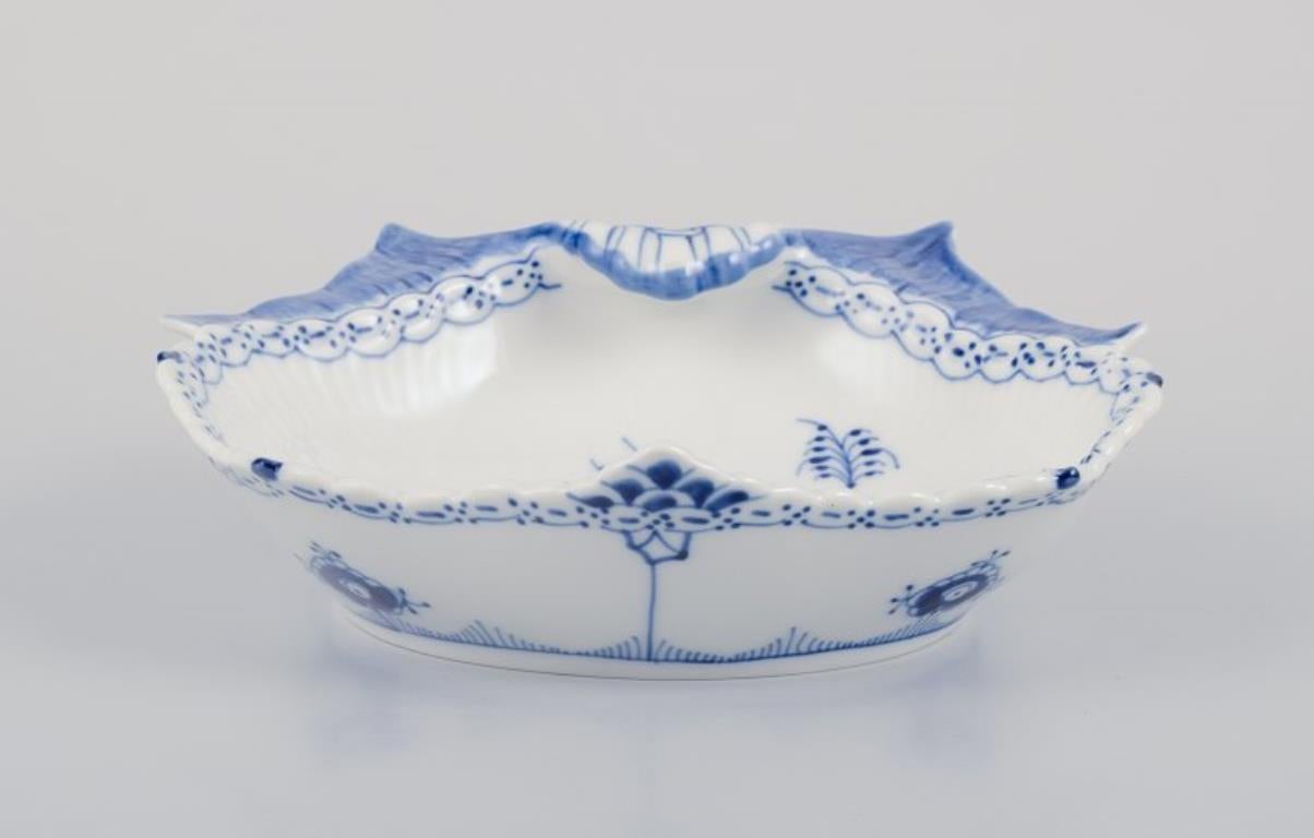Royal Copenhagen Blue Fluted Half Lace, ciotola a forma di cozza in porcellana.
Numero di modello: 1/557.
Datazione: 1969-1974.
Contrassegnato.
In perfette condizioni.
Seconda qualità di fabbrica.
Dimensioni: Larghezza 19,0 cm x Profondità 17,0 cm x