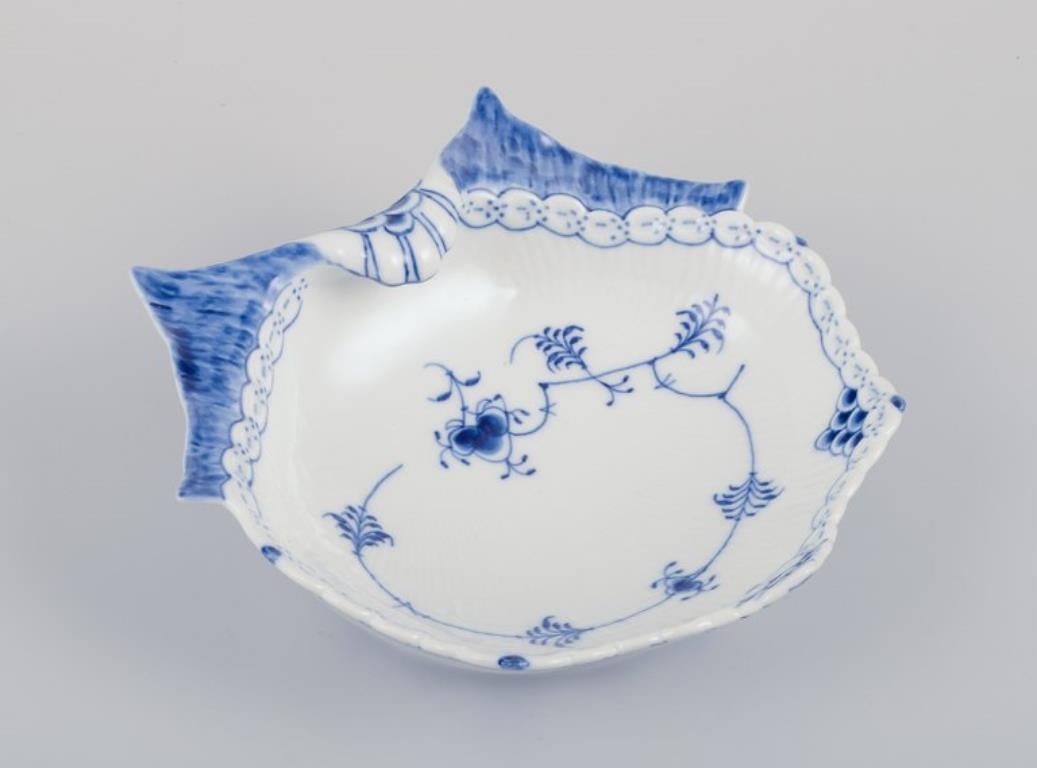 Danois Royal Copenhagen Demi-dentelle cannelée bleue, bol en forme de moule en porcelaine. en vente
