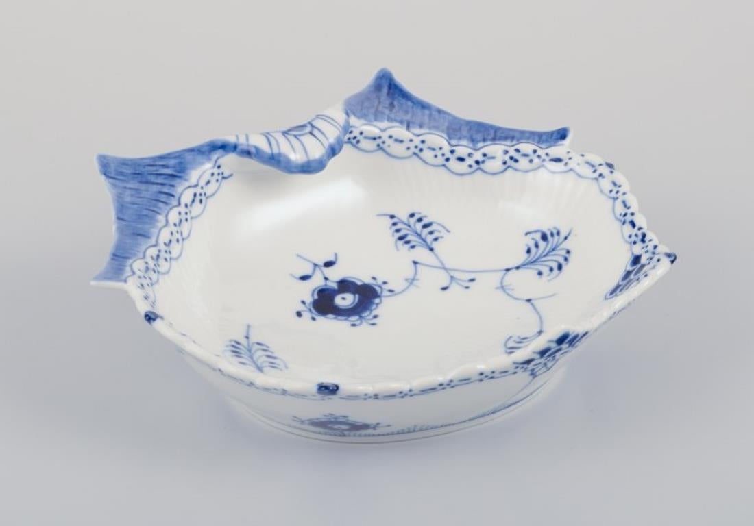 Danese Royal Copenhagen Blue Fluted Half Lace, ciotola a forma di cozza in porcellana. in vendita