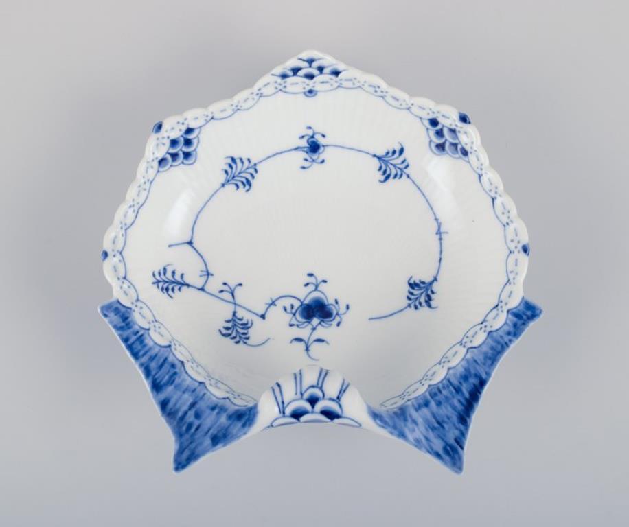 Milieu du XXe siècle Royal Copenhagen Demi-dentelle cannelée bleue, bol en forme de moule en porcelaine. en vente