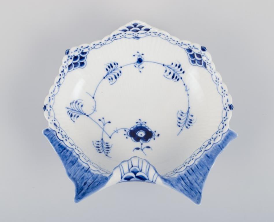 Metà XX secolo Royal Copenhagen Blue Fluted Half Lace, ciotola a forma di cozza in porcellana. in vendita