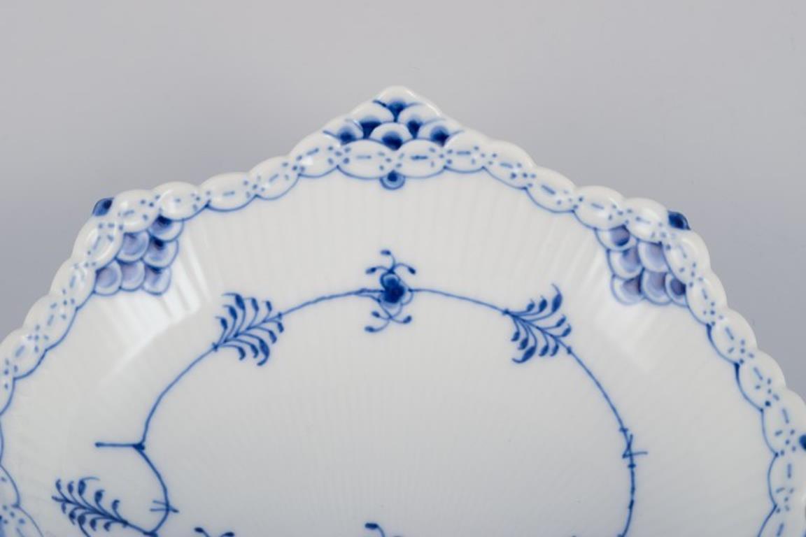 Porcelaine Royal Copenhagen Demi-dentelle cannelée bleue, bol en forme de moule en porcelaine. en vente
