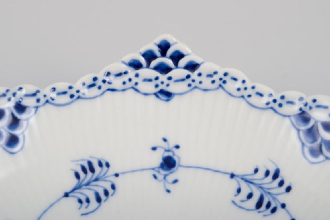 Porcellana Royal Copenhagen Blue Fluted Half Lace, ciotola a forma di cozza in porcellana. in vendita