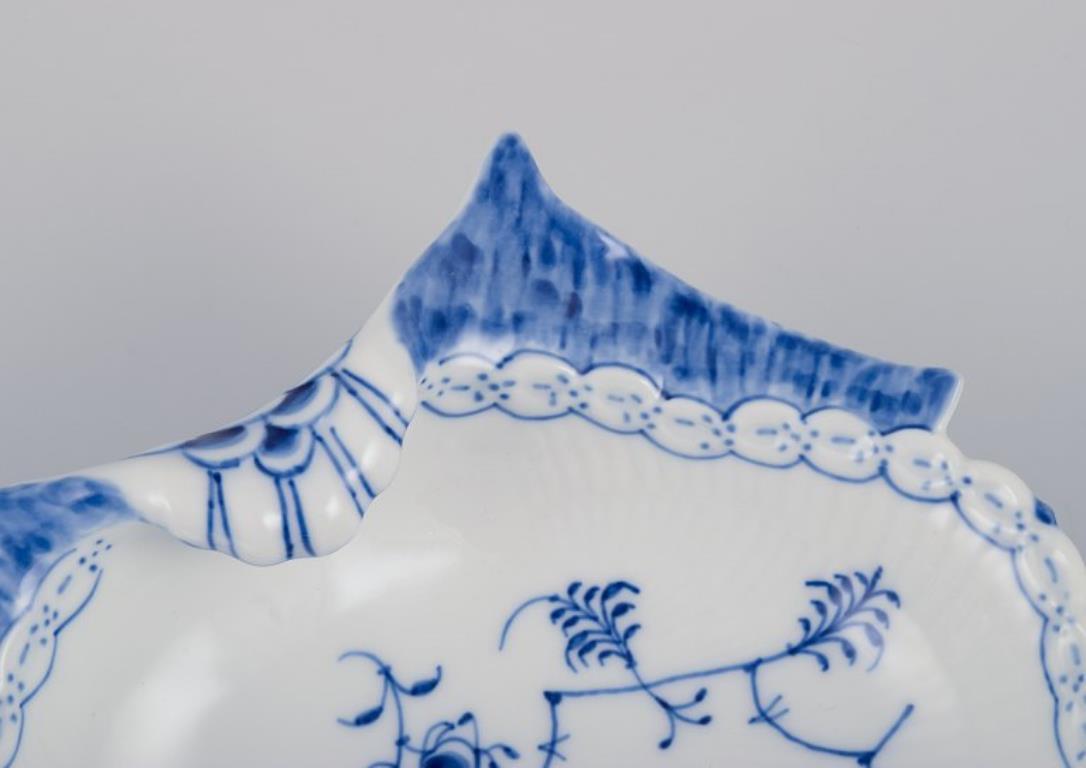 Royal Copenhagen Demi-dentelle cannelée bleue, bol en forme de moule en porcelaine. en vente 1