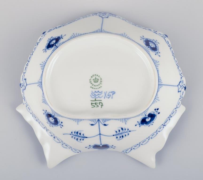 Royal Copenhagen Blue Fluted Half Lace, ciotola a forma di cozza in porcellana. in vendita 1