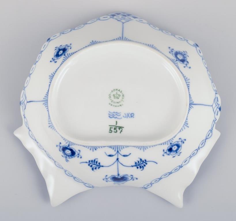 Royal Copenhagen Demi-dentelle cannelée bleue, bol en forme de moule en porcelaine. en vente 2