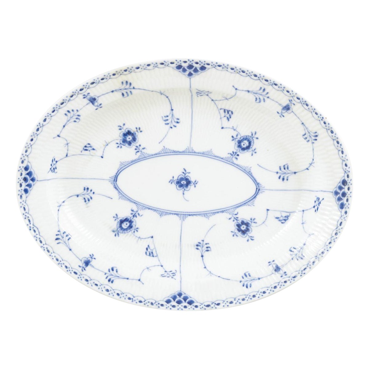 Royal Copenhagen. Blue Fluted Half Lace oval dish in porcelain, 1950