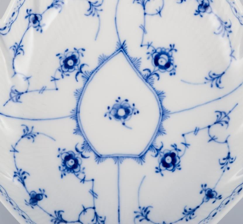 Royal Copenhagen Azul Acanalado Medio Encaje, plato de porcelana en forma de hoja Danés en venta