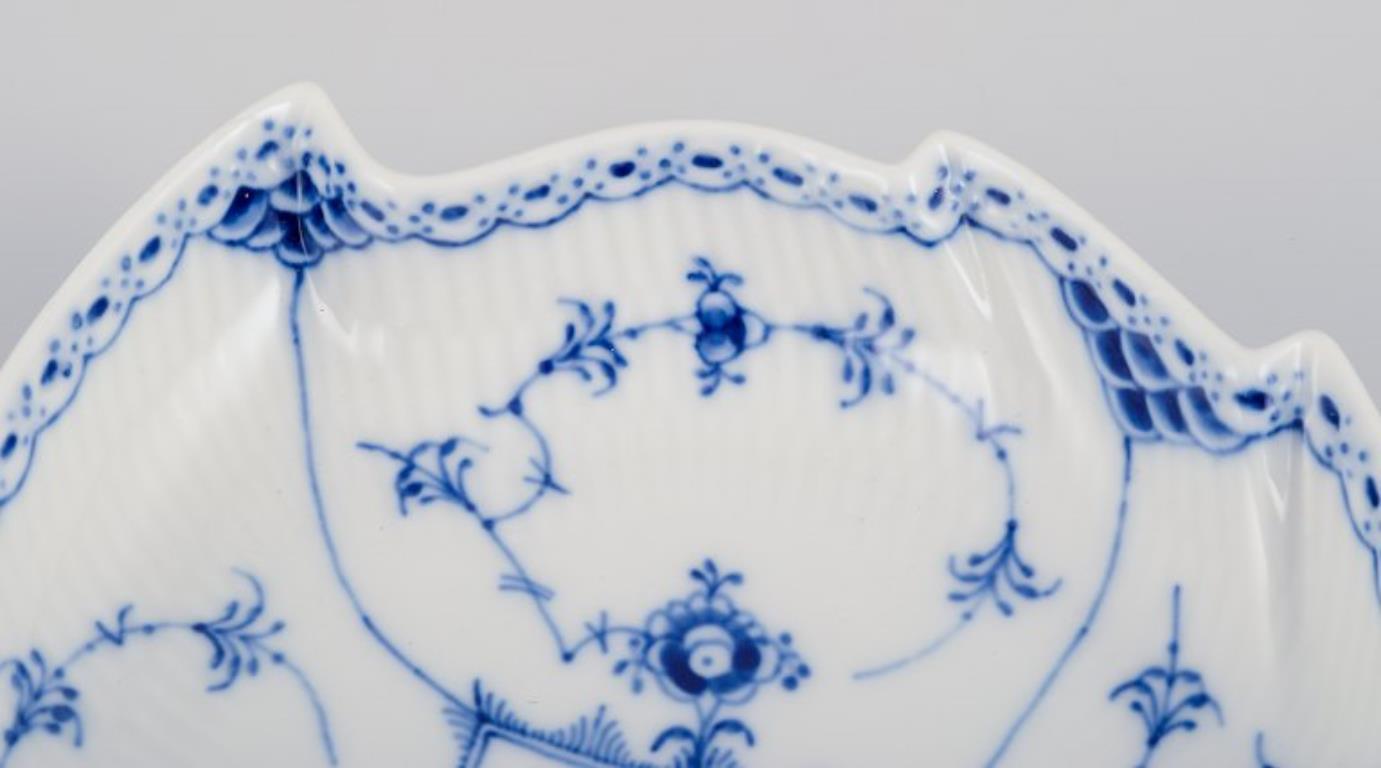 Royal Copenhagen Azul Acanalado Medio Encaje, plato de porcelana en forma de hoja Pintado a mano en venta