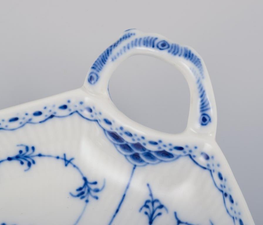 Royal Copenhagen Azul Acanalado Medio Encaje, plato de porcelana en forma de hoja mediados del siglo XX en venta