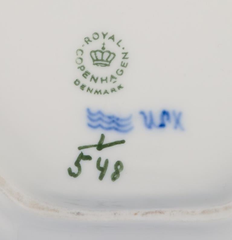 Royal Copenhagen Azul Acanalado Medio Encaje, plato de porcelana en forma de hoja Porcelana en venta