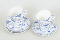 Mezzo pizzo scanalato blu di Royal Copenhagen. Set di quattro tazze da caffè con piattini.