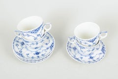 Mezzo pizzo scanalato blu di Royal Copenhagen. Set di quattro tazze da caffè con piattini.