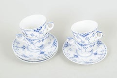 Mezzo pizzo scanalato blu di Royal Copenhagen. Set di quattro tazze da caffè con piattini.