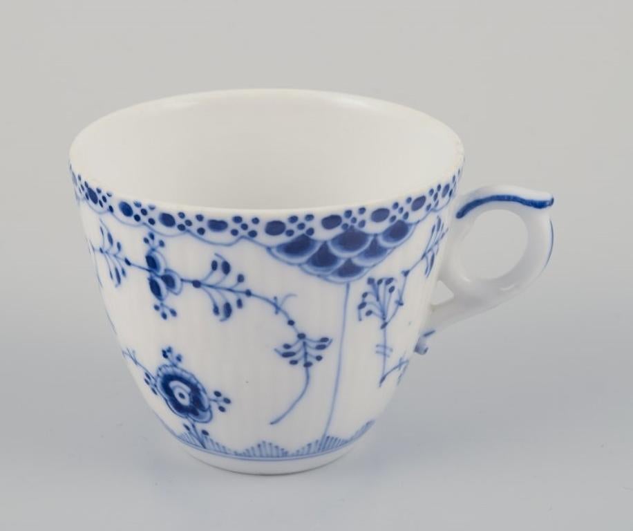 Media puntilla acanalada azul Royal Copenhagen. Juego de cuatro tazas de café con platito. Danés en venta