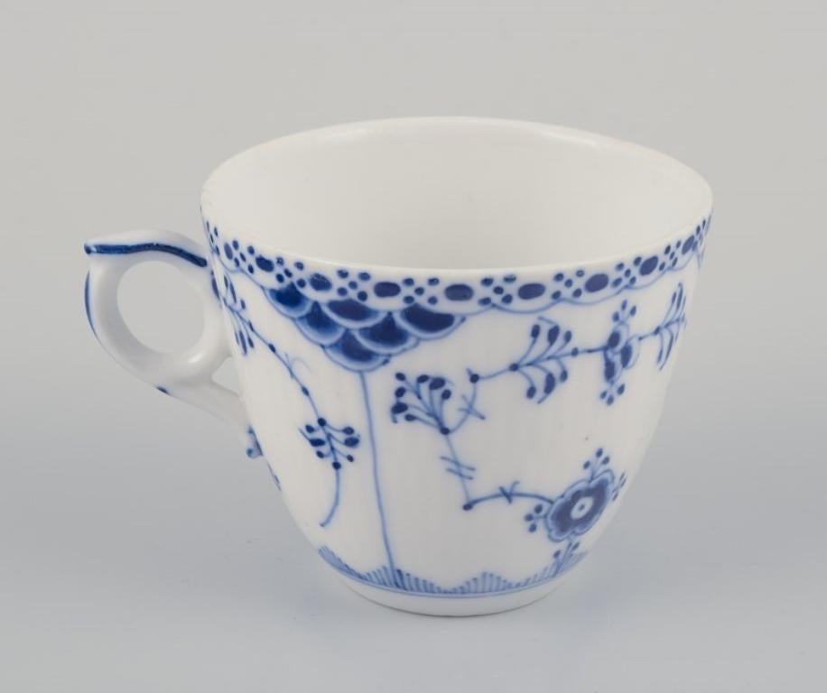 Media puntilla acanalada azul Royal Copenhagen. Juego de cuatro tazas de café con platito. Glaseado en venta