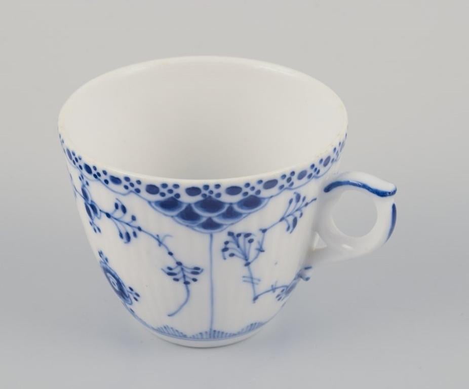 Media puntilla acanalada azul Royal Copenhagen. Juego de cuatro tazas de café con platito. mediados del siglo XX en venta