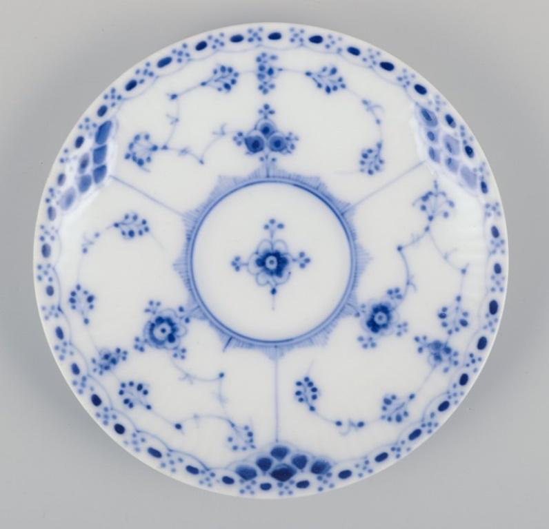 Media puntilla acanalada azul Royal Copenhagen. Juego de cuatro tazas de café con platito. Porcelana en venta