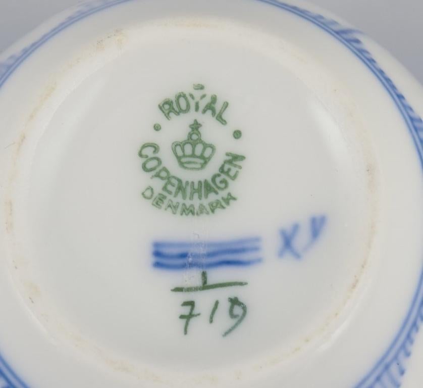 Royal Copenhagen Blau geriffelte halber Spitze. Set aus vier Kaffeebechern mit Untertassen. im Angebot 2