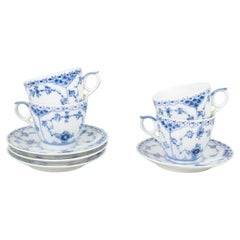 Mezzo pizzo scanalato blu di Royal Copenhagen. Set di quattro tazze da caffè con piattini.