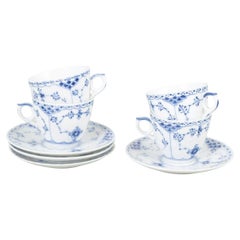 Mezzo pizzo scanalato blu di Royal Copenhagen. Set di quattro tazze da caffè con piattini.