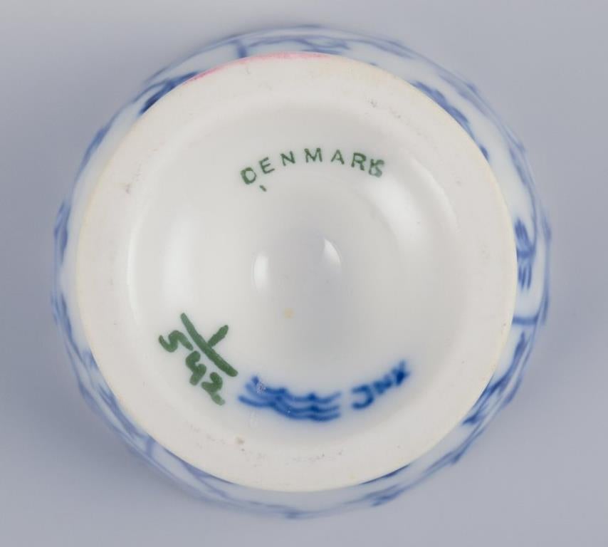 Royal Copenhagen Blau geriffelte halber Spitze, Satz von vier Eierschalen. (Handbemalt) im Angebot