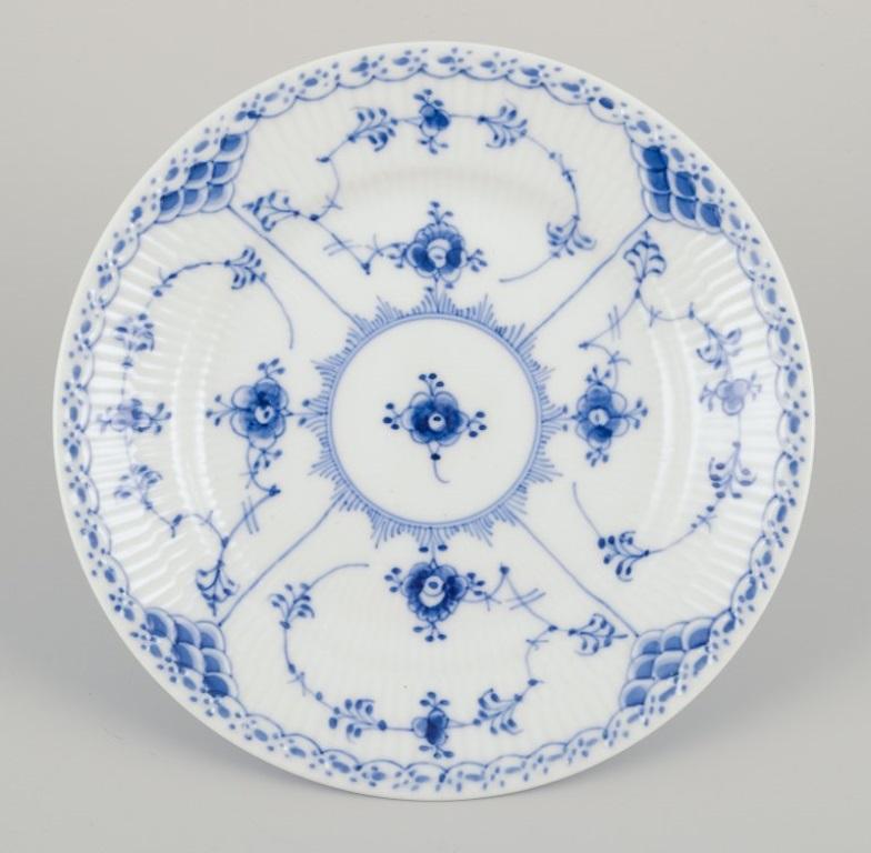 Royal Copenhagen Blue Fluted Half Lace, set of nine cake plates in hand-painted porcelain.
Model number 1/575.
Dating: From the 1930s to the 1970s.
In perfect condition.
Signed.
Second factory quality.
Dimensions: 15.6 cm.
