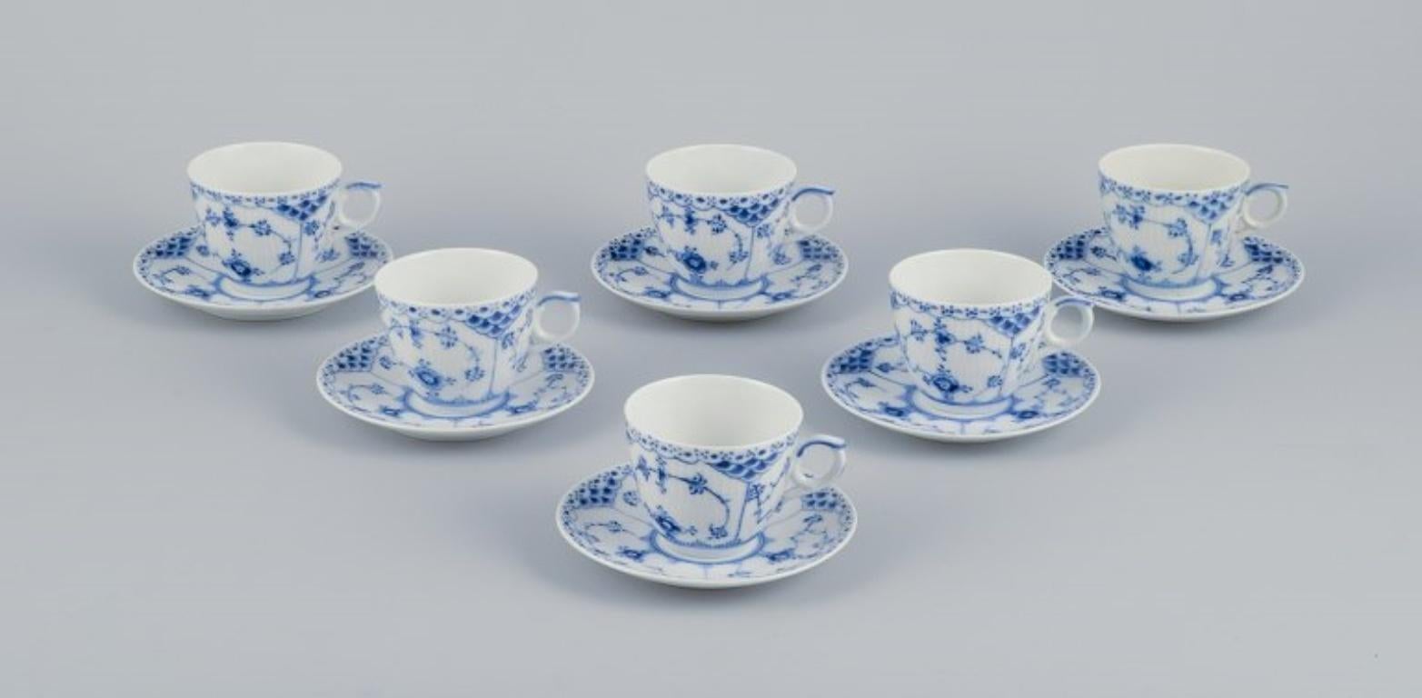 Royal Copenhagen Blau geriffelte halber Spitze. 
Ein Satz von sechs Kaffeetassen mit Untertassen.
Modell 1/528.
Datierung: 1949.
Erste Fabrikqualität.
In perfektem Zustand.
Markiert.
Tasse: 6,5 cm ohne Henkel x H 5,3 cm.
Untertasse: 11,0 cm.