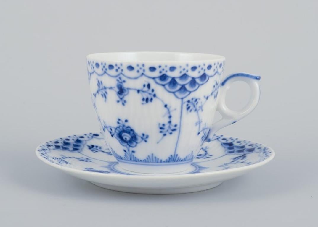 Royal Copenhagen Blau geriffelte halber Spitze. Set aus sechs Kaffeebechern mit Untertassen. (Dänisch) im Angebot