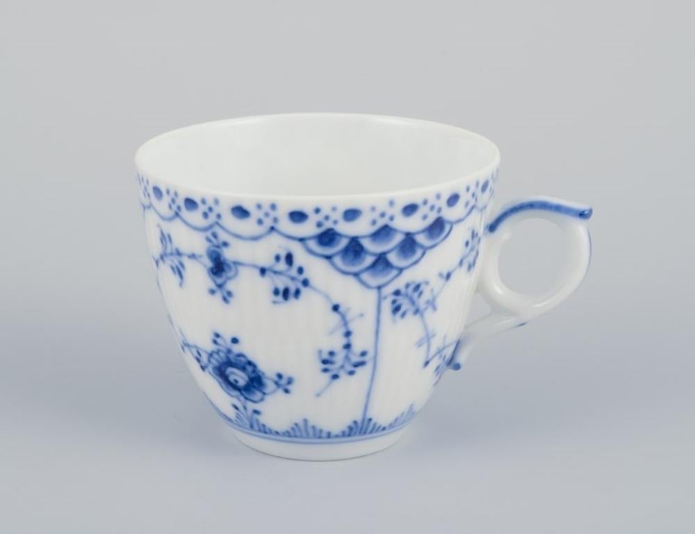 Royal Copenhagen Blau geriffelte halber Spitze. Set aus sechs Kaffeebechern mit Untertassen. (Handbemalt) im Angebot