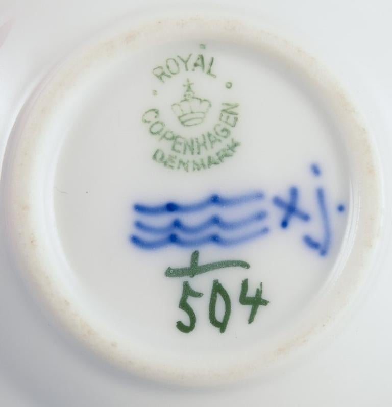 Media puntilla acanalada azul Royal Copenhagen. Juego de seis cuencos de porcelana para caviar. Pintado a mano en venta