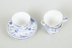Mezzo pizzo scanalato blu di Royal Copenhagen. Set di tre tazze da caffè con piattini.