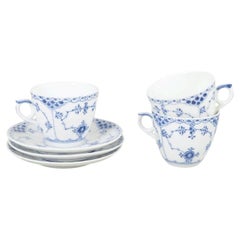 Mezzo pizzo scanalato blu di Royal Copenhagen. Set di tre tazze da caffè con piattini.