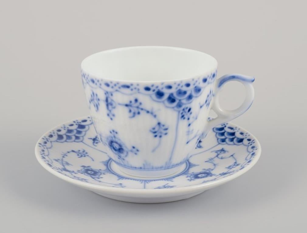 Royal Copenhagen Media Puntilla Acanalada Azul, juego de doce pares de tazas demitasse.
Porcelana pintada a mano en azul.
Model 1/528.
Datación: Hacia 1930.
Nueve tazas en primera calidad de fábrica, tres tazas en segunda calidad de fábrica.
En