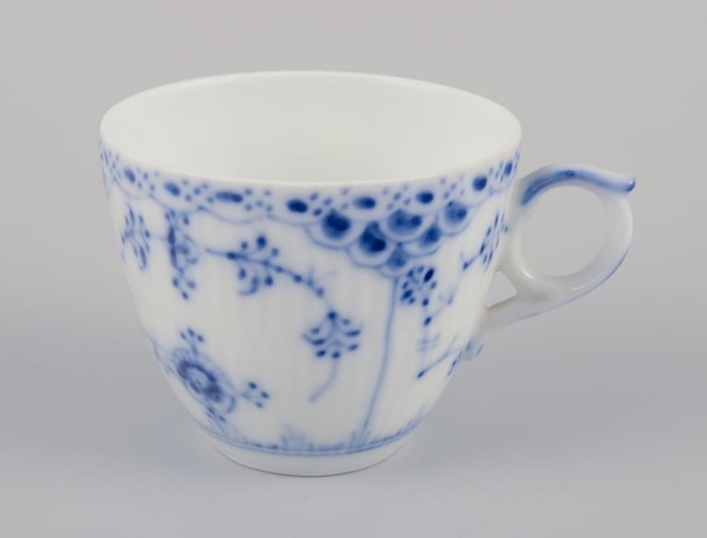 Media puntilla acanalada azul Royal Copenhagen. Juego de doce pares de tazas demitasse. Danés