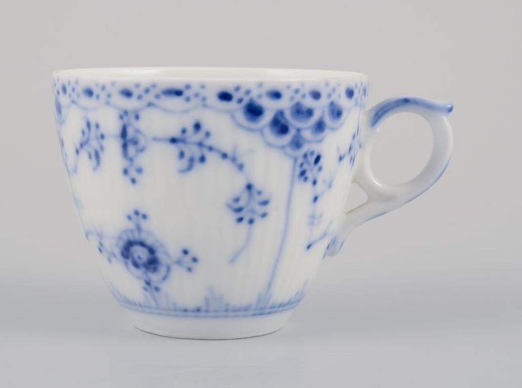 Media puntilla acanalada azul Royal Copenhagen. Juego de doce pares de tazas demitasse. mediados del siglo XX