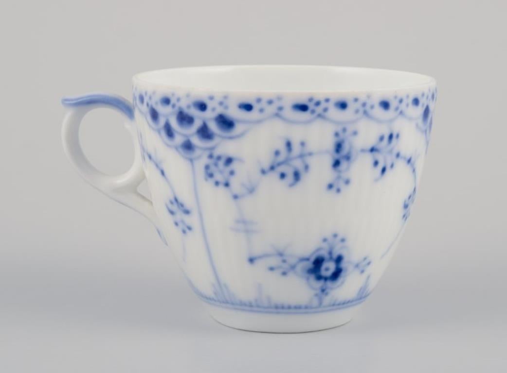 Media puntilla acanalada azul Royal Copenhagen. Juego de doce pares de tazas demitasse. Porcelana