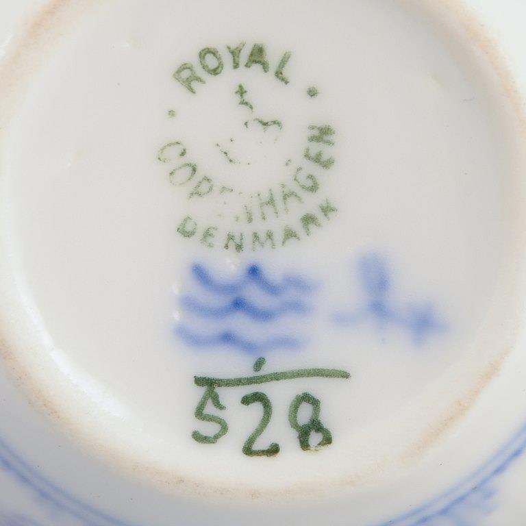 Media puntilla acanalada azul Royal Copenhagen. Juego de doce pares de tazas demitasse. 3