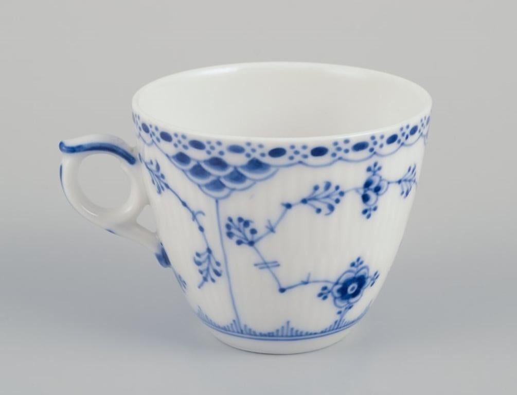 Dipinto a mano Royal Copenhagen Mezzo pizzo scanalato blu, sei coppie di tazze da caffè. in vendita