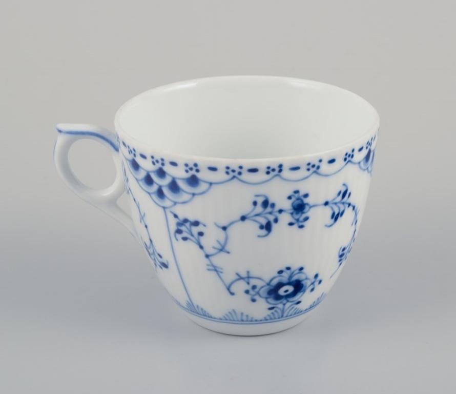 Smaltato Royal Copenhagen Mezzo pizzo scanalato blu, sei coppie di tazze da caffè. in vendita
