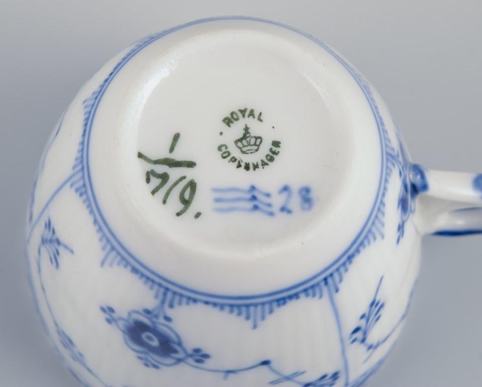 Metà XX secolo Royal Copenhagen Mezzo pizzo scanalato blu, sei coppie di tazze da caffè. in vendita