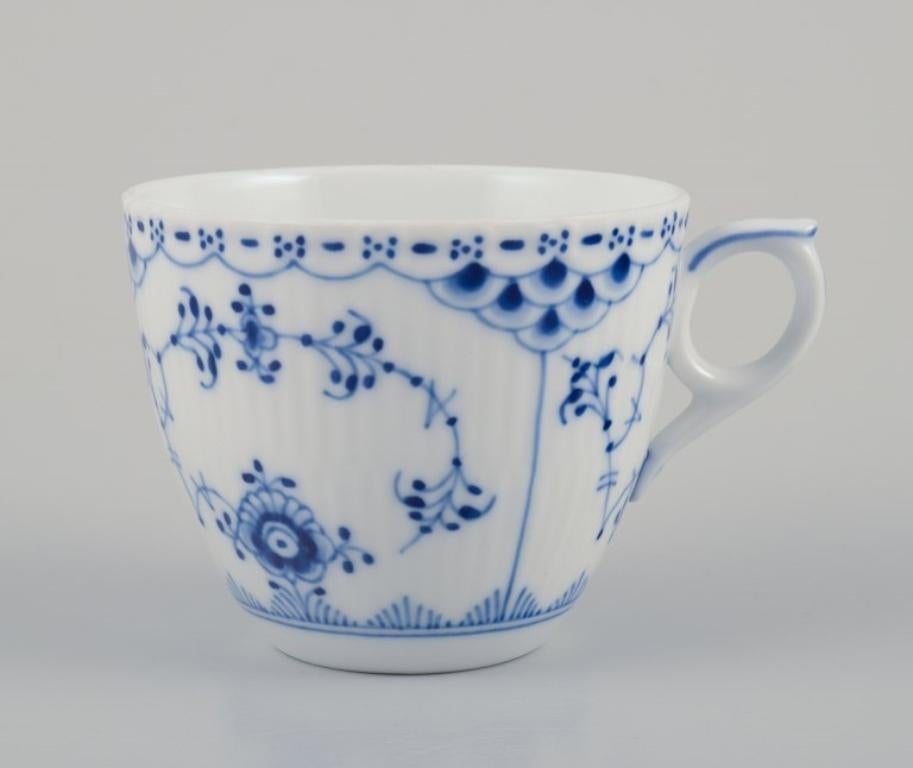 XX secolo Royal Copenhagen Mezzo pizzo scanalato blu, sei coppie di tazze da caffè. in vendita
