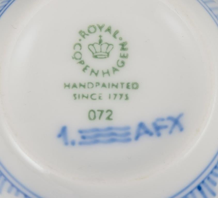 Porcellana Royal Copenhagen Mezzo pizzo scanalato blu, sei coppie di tazze da caffè. in vendita
