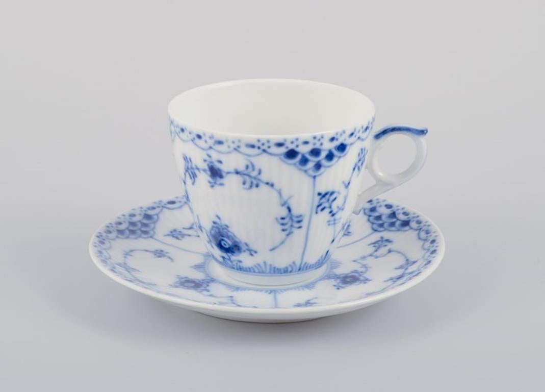 Royal Copenhagen Blue Fluted Half Lace, sechs Paare von Kaffeetassen.
Modellnummer: 1/719.
Datierung: 1960s.
Markiert.
In perfektem Zustand.
Dritte Fabrikqualität. Untertassen sind zweite Fabrikqualität.
Tasse: Durchmesser 7,0 cm ohne Henkel x Höhe