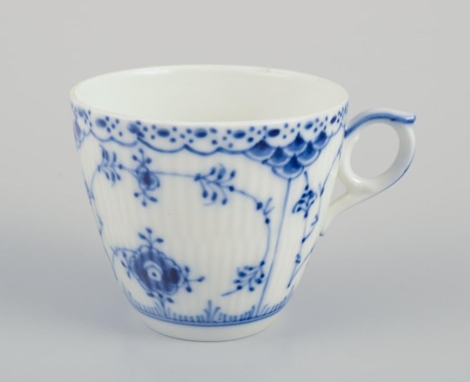 Royal Copenhagen Blau geriffelte halber Spitze, sechs Paare von Kaffeebechern mit Untertassen. (Dänisch) im Angebot