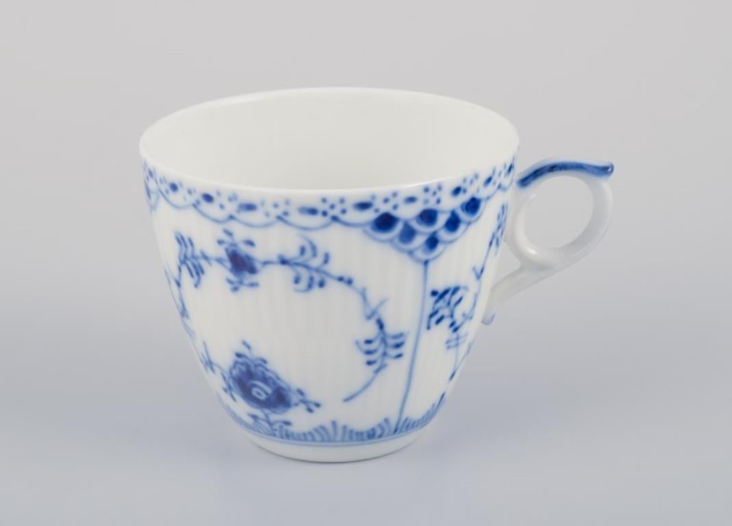 Royal Copenhagen Blau geriffelte halber Spitze. Sechs Paar Kaffeebecher mit Untertassen. (Dänisch) im Angebot