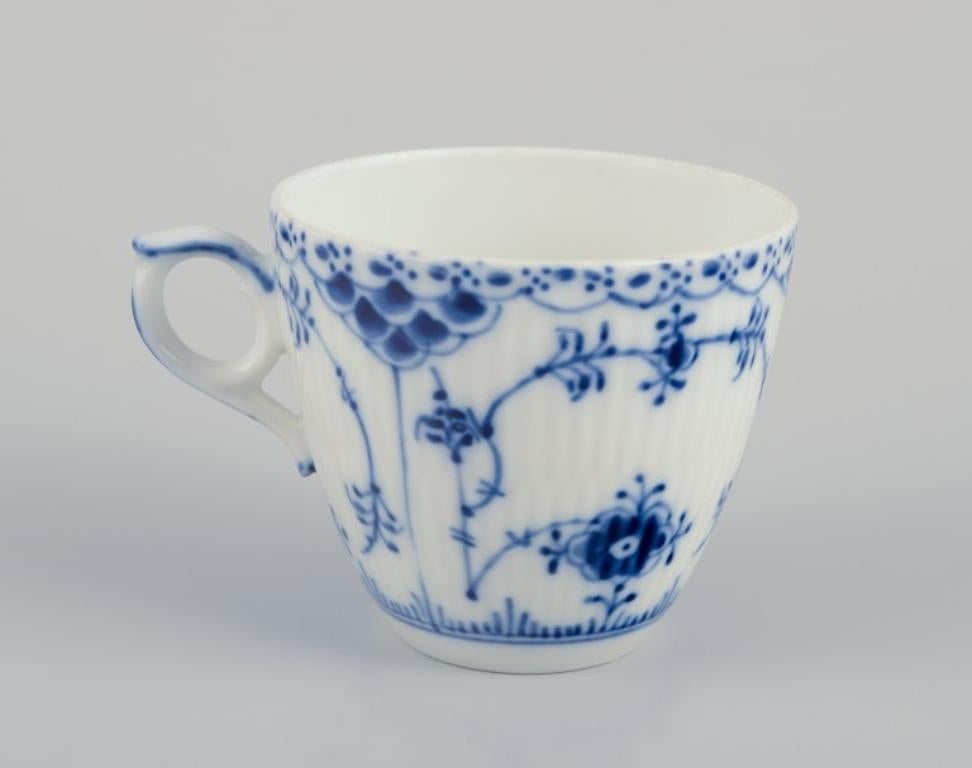 Royal Copenhagen Blau geriffelte halber Spitze, sechs Paare von Kaffeebechern mit Untertassen. (Handbemalt) im Angebot