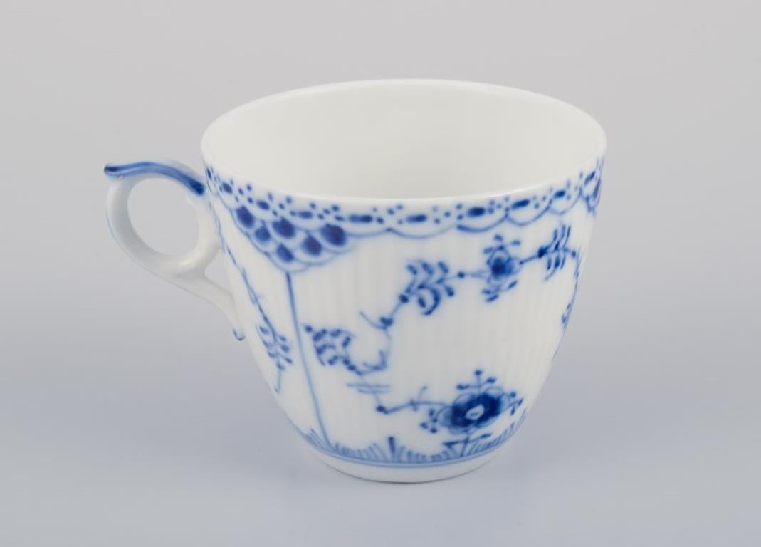 Royal Copenhagen Blau geriffelte halber Spitze. Sechs Paar Kaffeebecher mit Untertassen. (Handbemalt) im Angebot