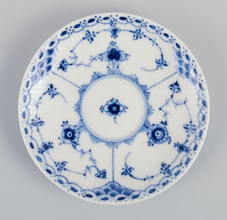 Royal Copenhagen Blau geriffelte halber Spitze, sechs Paare von Kaffeebechern mit Untertassen. (Mitte des 20. Jahrhunderts) im Angebot